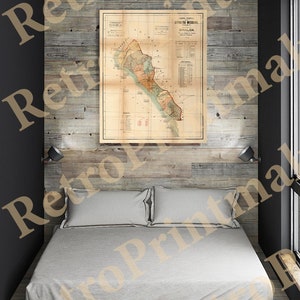 Könnte beinhalten: Eine Vintage-Karte des mexikanischen Bundesstaates Sinaloa, gedruckt auf Papier und in einem Holzrahmen gerahmt. Die Karte hängt an einer Wand in einem Schlafzimmer mit einem Bett und Holzwänden.