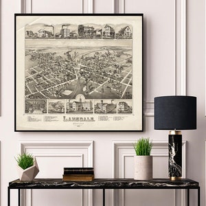 Puede incluir: Un mapa vintage en blanco y negro de Lansdale, Pensilvania, impreso en papel y enmarcado en un marco negro. El mapa muestra el diseño de la ciudad con calles, edificios y puntos de referencia. El mapa está fechado en 1884.