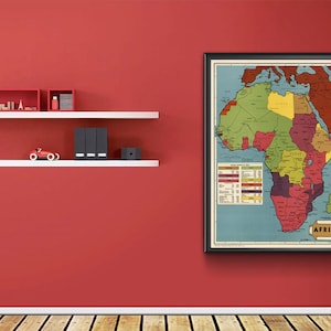 Puede incluir: Un mapa de África de estilo vintage, enmarcado en negro, con fondo azul y regiones coloreadas que representan diferentes países. El mapa incluye una clave con información codificada por colores sobre cada país. El texto "AFRICA" está impreso en negro en la parte inferior del mapa.