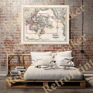 Può includere: Una mappa antica dell'Oceania, incorniciata ed esposta su un muro di mattoni. La mappa presenta informazioni geografiche dettagliate con un contorno rosso e testo. La stanza comprende un letto con biancheria da letto bianca, cuscini e una base di pallet in legno.