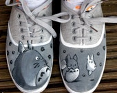 Studio Ghibli, il mio vicino Totoro ispirato scarpe. Mano dipinta Custom scarpe con Totoro, Chuu Totoro, Chibi Totoro e fuliggine sprite.