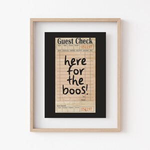 K&ouml;nnte beinhalten: Ein Gastcheck im Vintage-Stil mit dem aufgedruckten Text "here for the boos!" Der Scheck ist datiert auf den 05.11.1997.
