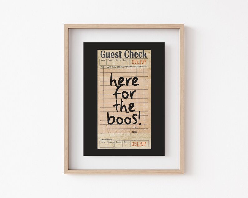 K&ouml;nnte beinhalten: Ein Gastcheck im Vintage-Stil mit dem aufgedruckten Text "here for the boos!" Der Scheck ist datiert auf den 05.11.1997.