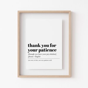 K&ouml;nnte beinhalten: Ein gerahmter Druck mit wei&szlig;em Hintergrund und schwarzem Text, der "thank you for your patience" lautet, mit der phonetischen Aussprache und Definition des Ausdrucks darunter.