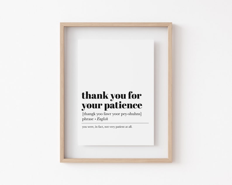 K&ouml;nnte beinhalten: Ein gerahmter Druck mit wei&szlig;em Hintergrund und schwarzem Text, der "thank you for your patience" lautet, mit der phonetischen Aussprache und Definition des Ausdrucks darunter.