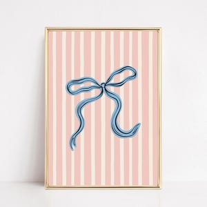 Arte de parede com laço azul | estampa moderna e charmosa | arte de parede feminina | pôster listrado estilo preppy | arte de parede com laço rosa | kikiandnim | impressão digital imagem 1