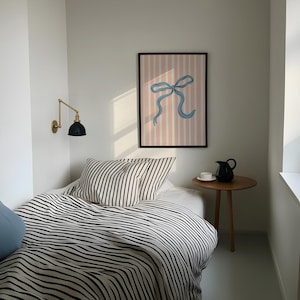 Arte de parede com laço azul | estampa moderna e charmosa | arte de parede feminina | pôster listrado estilo preppy | arte de parede com laço rosa | kikiandnim | impressão digital imagem 4