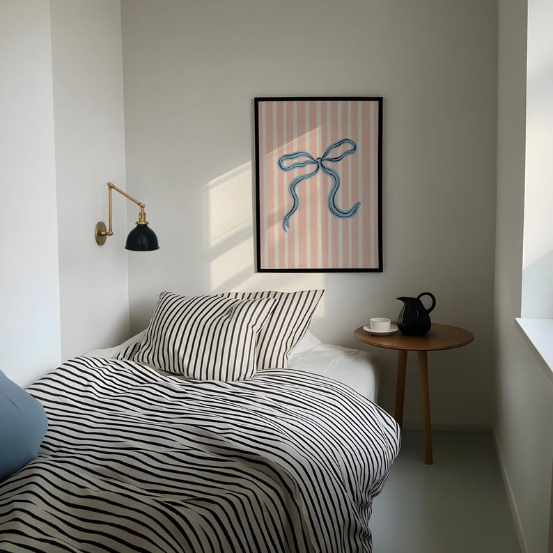 Arte de parede com laço azul | estampa moderna e charmosa | arte de parede feminina | pôster listrado estilo preppy | arte de parede com laço rosa | kikiandnim | impressão digital imagem 4