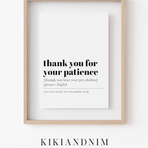 K&ouml;nnte beinhalten: Ein druckbarer Kunstdruck mit wei&szlig;em Hintergrund und schwarzem Text, der "thank you for your patience [thangk yoo fawr yoor pey-shuhns] phrase - English you were, in fact, not very patient at all." lautet. Der Druck ist in einem hellen Holzrahmen gerahmt. Der Text "KIKIANDNIM the printable art collection" ist unter dem Rahmen gedruckt.