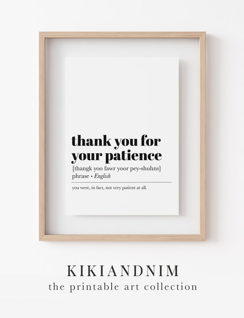 K&ouml;nnte beinhalten: Ein druckbarer Kunstdruck mit wei&szlig;em Hintergrund und schwarzem Text, der "thank you for your patience [thangk yoo fawr yoor pey-shuhns] phrase - English you were, in fact, not very patient at all." lautet. Der Druck ist in einem hellen Holzrahmen gerahmt. Der Text "KIKIANDNIM the printable art collection" ist unter dem Rahmen gedruckt.