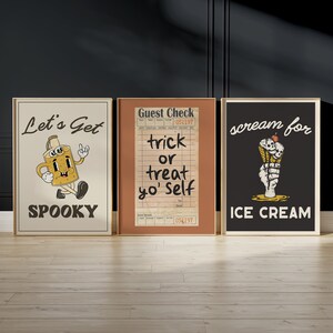 K&ouml;nnte beinhalten: Drei Halloween-Poster zum Ausdrucken. Das erste Poster zeigt eine Karikatur einer Toilettenpapierrolle mit einem Gesicht und dem Text "Let's Get Spooky". Das zweite Poster zeigt einen Scheck im Vintage-Stil mit dem Text "trick or treat yo' self". Das dritte Poster zeigt eine Skeletthand, die eine Eist&uuml;te h&auml;lt, mit dem Text "scream for ice cream".