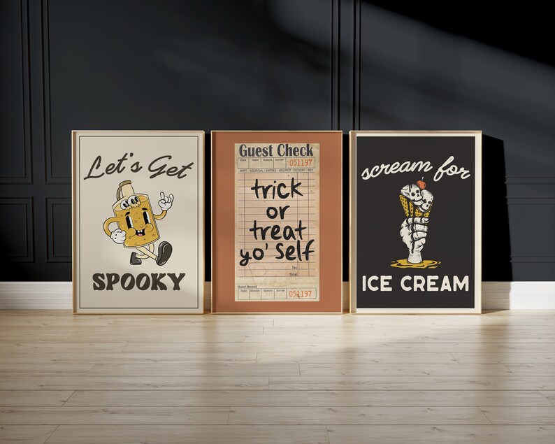 K&ouml;nnte beinhalten: Drei Halloween-Poster zum Ausdrucken. Das erste Poster zeigt eine Karikatur einer Toilettenpapierrolle mit einem Gesicht und dem Text "Let's Get Spooky". Das zweite Poster zeigt einen Scheck im Vintage-Stil mit dem Text "trick or treat yo' self". Das dritte Poster zeigt eine Skeletthand, die eine Eist&uuml;te h&auml;lt, mit dem Text "scream for ice cream".