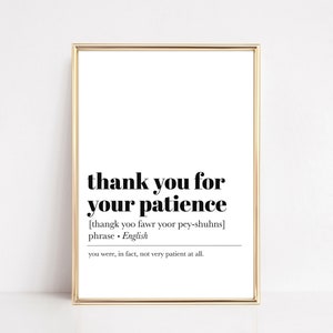 K&ouml;nnte beinhalten: Ein druckbares Wandbild mit einer schwarz-wei&szlig;en Textgrafik, die "thank you for your patience" lautet, mit einer phonetischen Aussprache und Definition des Ausdrucks. Der Text ist in einem goldenen Rahmen gerahmt.
