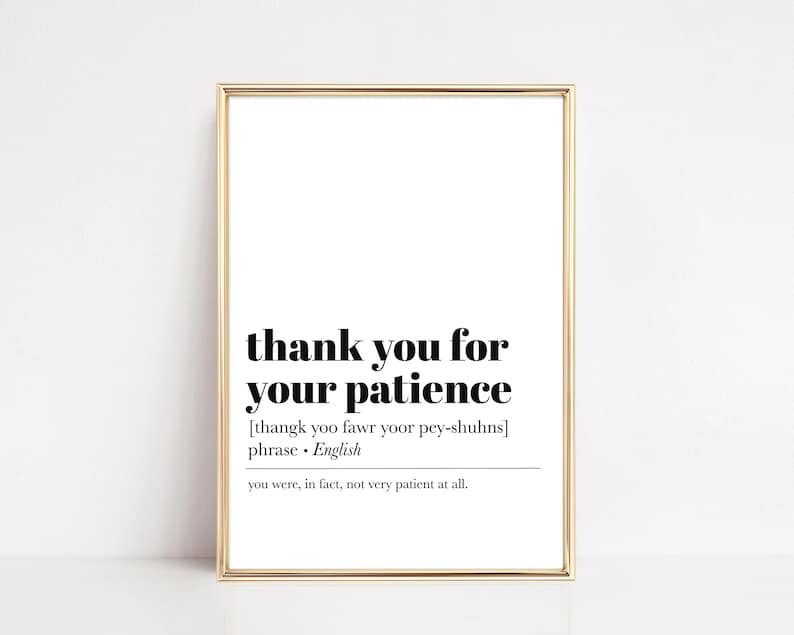K&ouml;nnte beinhalten: Ein druckbares Wandbild mit einer schwarz-wei&szlig;en Textgrafik, die "thank you for your patience" lautet, mit einer phonetischen Aussprache und Definition des Ausdrucks. Der Text ist in einem goldenen Rahmen gerahmt.