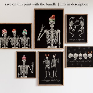 Op de afbeelding: Zes ingelijste wandprints met skeletten op een zwarte achtergrond. De ontwerpen bevatten skeletten met wintermutsen, dansende skeletten met de tekst merry creepmas, een skelet met een rode muts en schedels met de tekst may your days be scary and bright.
