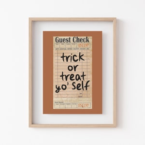 K&ouml;nnte beinhalten: Ein Gastcheck im Vintage-Stil mit dem Text "trick or treat yo' self", der in schwarzer Tinte geschrieben ist. Der Scheck hat einen braunen Hintergrund und ein wei&szlig;es Gittermuster.
