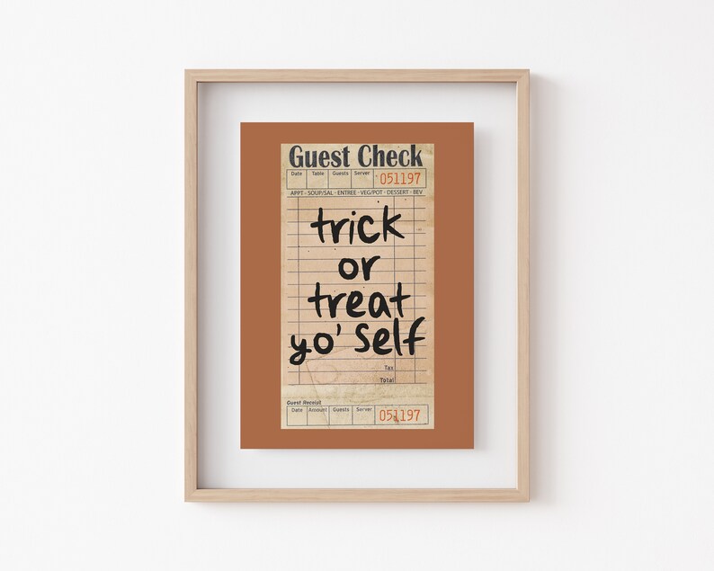 K&ouml;nnte beinhalten: Ein Gastcheck im Vintage-Stil mit dem Text "trick or treat yo' self", der in schwarzer Tinte geschrieben ist. Der Scheck hat einen braunen Hintergrund und ein wei&szlig;es Gittermuster.