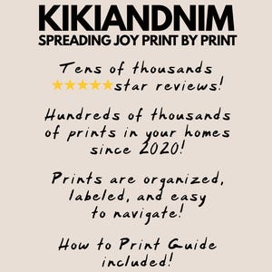 Op de afbeelding: Een beige print met zwarte tekst "KIKIANDNIM SPREADING JOY PRINT BY PRINT". De print bevat tekst over sterrenrecensies, prints in huizen sinds 2020, georganiseerde prints en een printgids.