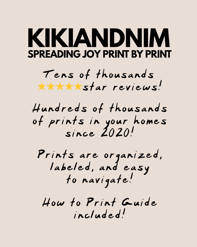 Op de afbeelding: Een beige print met zwarte tekst "KIKIANDNIM SPREADING JOY PRINT BY PRINT". De print bevat tekst over sterrenrecensies, prints in huizen sinds 2020, georganiseerde prints en een printgids.