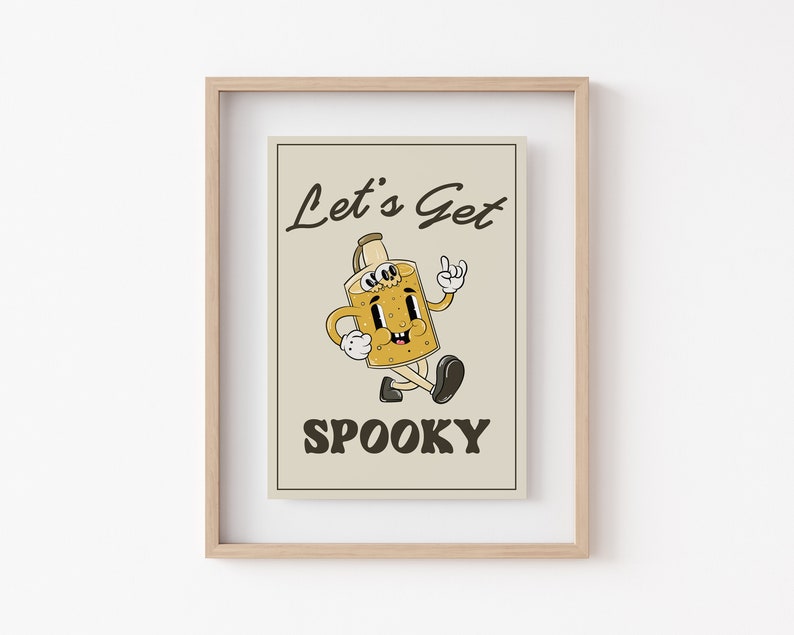 K&ouml;nnte beinhalten: Ein beigefarbener gerahmter Druck mit einer Cartoon-Illustration einer gruseligen, l&auml;chelnden, gelben Flasche mit Augen und schwarzem Umriss. Der Text "Let's Get Spooky" ist in Schwarz unter der Flasche gedruckt.