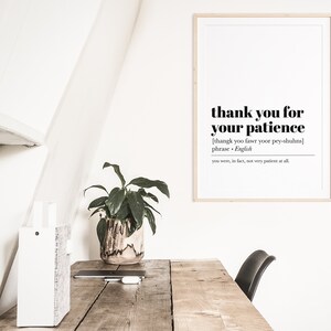 K&ouml;nnte beinhalten: Ein schwarz-wei&szlig;er druckbarer Wandkunstdruck mit dem Text "thank you for your patience" und einer phonetischen Aussprache des Satzes. Der Druck ist in einem hellen Holzrahmen gerahmt und h&auml;ngt an einer wei&szlig;en Wand.