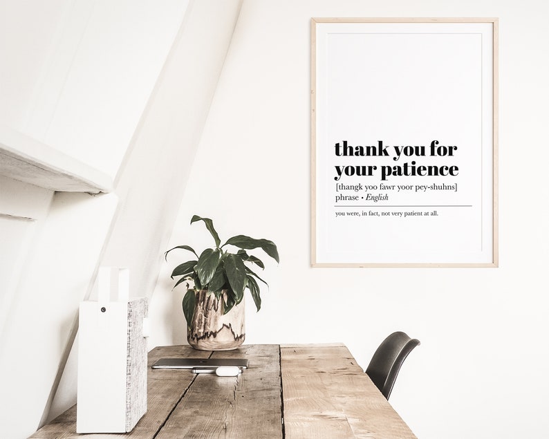 K&ouml;nnte beinhalten: Ein schwarz-wei&szlig;er druckbarer Wandkunstdruck mit dem Text "thank you for your patience" und einer phonetischen Aussprache des Satzes. Der Druck ist in einem hellen Holzrahmen gerahmt und h&auml;ngt an einer wei&szlig;en Wand.
