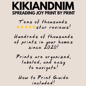 以下が含まれることがあります： 「KIKIANDNIM SPREADING JOY PRINT BY PRINT」と書かれた黒い文字のベージュ色のプリント。星のレビュー、2020年からの家庭でのプリント、整理されたプリント、プリントガイドに関するテキストが含まれています。