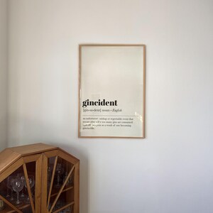 Peut inclure: Une affiche encadr&eacute;e avec le mot "gincident" en gras, en noir. La d&eacute;finition d&eacute;crit un &eacute;v&eacute;nement malheureux apr&egrave;s avoir consomm&eacute; trop de gin. Le cadre est de couleur marron clair.