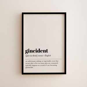 Peut inclure: Impression encadr&eacute;e en noir avec le mot "gincident" en gras, suivi de sa d&eacute;finition. La d&eacute;finition d&eacute;crit un &eacute;v&eacute;nement malheureux apr&egrave;s avoir consomm&eacute; trop de gin. Une &oelig;uvre d'art murale humoristique.