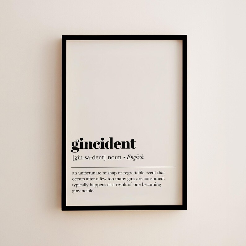 Peut inclure: Impression encadr&eacute;e en noir avec le mot "gincident" en gras, suivi de sa d&eacute;finition. La d&eacute;finition d&eacute;crit un &eacute;v&eacute;nement malheureux apr&egrave;s avoir consomm&eacute; trop de gin. Une &oelig;uvre d'art murale humoristique.