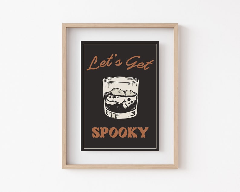 K&ouml;nnte beinhalten: Ein gerahmter Druck mit schwarzem Hintergrund und wei&szlig;em Text, der "Let's Get Spooky" lautet. Der Druck zeigt eine Zeichnung eines Glases mit Eisw&uuml;rfeln, die wie Sch&auml;del aussehen.