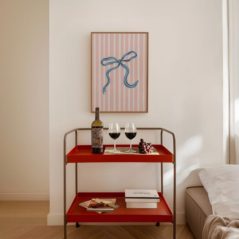 Arte de parede com laço azul | estampa moderna e charmosa | arte de parede feminina | pôster listrado estilo preppy | arte de parede com laço rosa | kikiandnim | impressão digital imagem 3