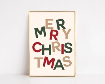 Peut inclure: Une affiche encadrée avec l'inscription "MERRY CHRISTMAS" dans un design superposé. Les lettres sont en vert foncé, rouge et beige, sur un fond crème. Le cadre est doré.