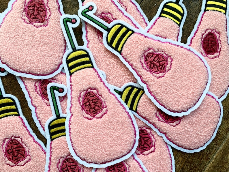 Peut inclure: Un ensemble de patchs en forme d'ampoule en peluche rose avec une tige verte et une base ray&eacute;e jaune et noire. Chaque ampoule a un motif c&eacute;r&eacute;bral rouge et rose &agrave; l'int&eacute;rieur.