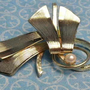 Gold Pin with Cultured Pearl