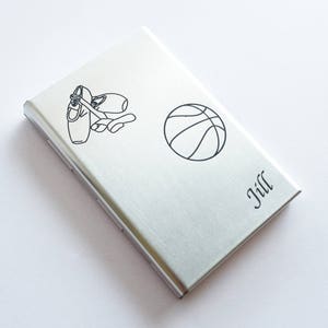 Metal inoxidable RFID bloqueo tarjeta de crédito cartera con botón de liberación - Ilustración monograma x 2 - Personalizado - Hombres - Mujeres - Unisex