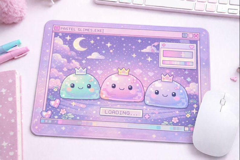 K&ouml;nnte beinhalten: Pastellfarbenes Mauspad mit drei l&auml;chelnden, gekr&ouml;nten Schleimen im Pixelstil. Das Design umfasst einen Mond, Sterne, Wolken und den Text "PASTEL SLIMES.EXE" und "LOADING...". Eine wei&szlig;e Maus befindet sich daneben.