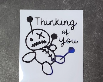 Vinilo adhesivo de muñeco vudú con diseño "Pensando en ti" y alfileres, perfecto para portátiles y libretas, regalo divertido.