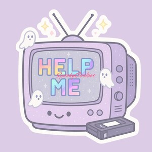 Op de afbeelding: Een paarse retro-televisie met een scherm waarop "HELP ME" in regenboogkleuren staat. De televisie heeft een VHS-bandje onderaan bevestigd en is omringd door kleine witte geesten.