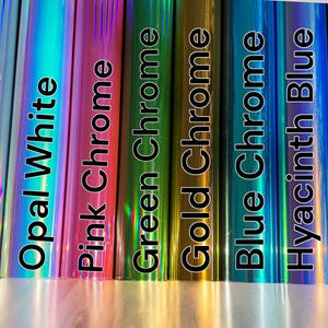 K&ouml;nnte beinhalten: Acht Rollen irisierendes Vinyl in verschiedenen Farben, darunter gl&auml;nzendes Silber, Opalwei&szlig;, Pinkchrom, Gr&uuml;nchrom, Goldchrom, Blauchrom, Hyazinthblau und Lilachrom.