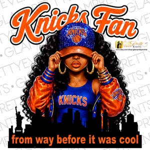 Op de afbeelding: Een grafische illustratie van een persoon met lang donker krullend haar, gekleed in een blauw-oranje Knicks-jas, een bijpassende blauwe pet met het Knicks-logo en grote gouden oorringen. De tekst luidt Knicks Fan en from way before it was cool.