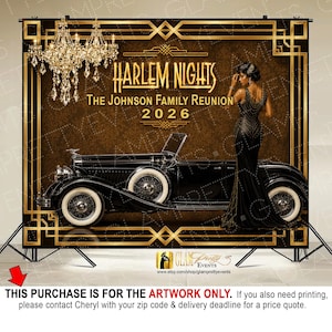 Puede incluir: Un telón de fondo rectangular con un patrón de damasco marrón y bordes geométricos dorados. Muestra un coche antiguo negro, una lámpara de araña de cristal y una persona con un vestido negro. El texto dice: HARLEM NIGHTS, THE JOHNSON FAMILY REUNION, 2026.
