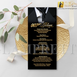 Peut inclure: Une carte de menu noire et dorée avec le texte "007 Menu" en lettres dorées. Le menu propose une variété d'options de nourriture et de boissons, notamment des gâteaux de crawfish créoles, des pilons de poulet frits, des rouleaux d'œufs du sud-ouest, de la dinde fumée cajun, et plus encore.