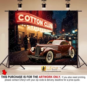 Puede incluir: Un telón de fondo que representa una escena vintage con un letrero de neón rojo "Cotton Club". Un coche granate clásico está estacionado en una calle de la ciudad. El telón de fondo incluye el texto "THIS PURCHASE IS FOR THE ARTWORK ONLY."