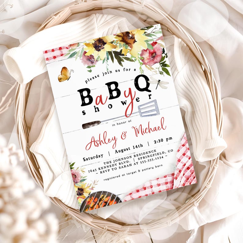 Op de afbeelding: Een uitnodiging voor een babyshower met BBQ-thema. De uitnodiging heeft bloemen- en ruitpatronen, met de tekst "BaBy Shower". Details voor Ashley & Michael's feestje zijn inbegrepen, inclusief datum, tijd en locatie.