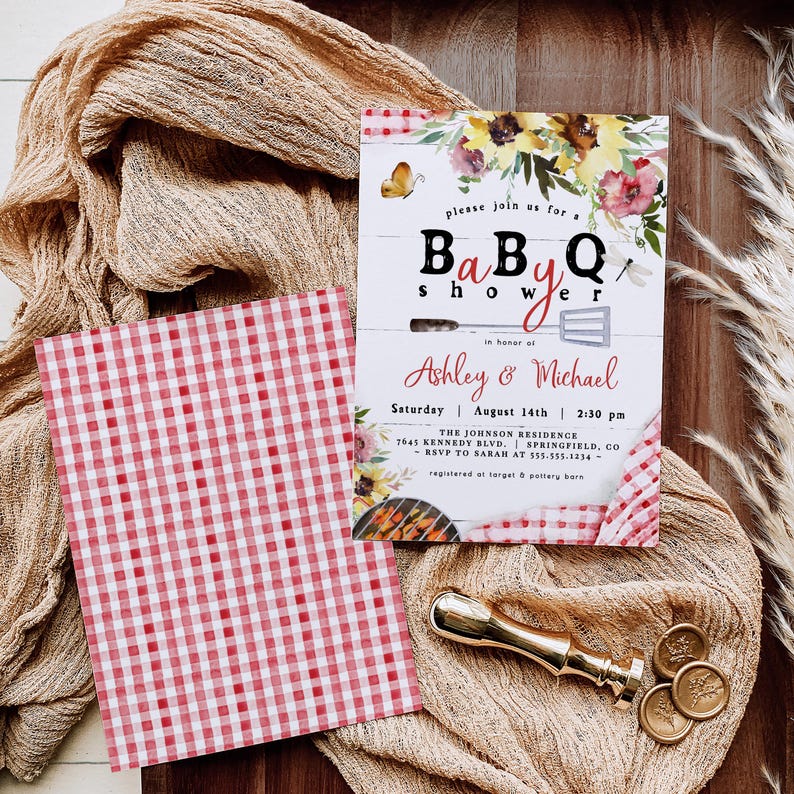 Op de afbeelding: Een uitnodiging voor een babyshower met BBQ-thema, met een rood-wit geblokt patroon. De uitnodiging bevat bloemaccenten, de tekst "BaBy Q shower" en details voor het evenement van Ashley & Michael op 14 augustus om 14:30 uur.