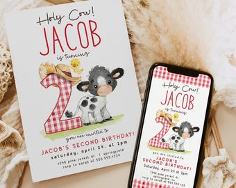 Könnte beinhalten: Eine Geburtstagseinladung in rot-weißem Karomuster mit einer Comic-Kuh und dem Text "Holy Cow! Jacob wird 2. Sie sind eingeladen zu Jacobs zweitem Geburtstag! Samstag, 24. April, 14:00 Uhr. 1248 pine forest dr. I springfield. RSVP an Sarah unter 555 555 1234"