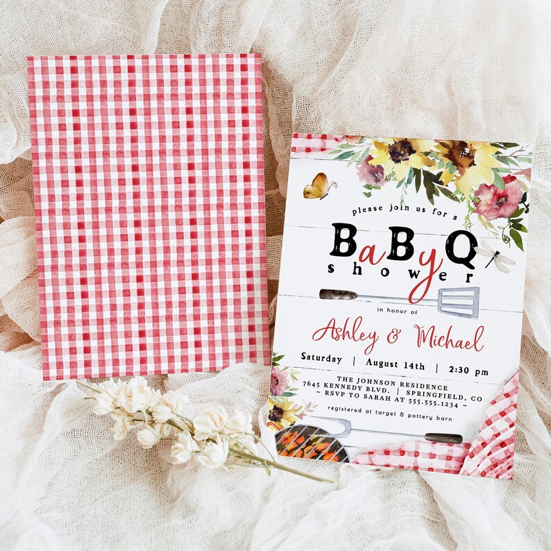 Op de afbeelding: Een uitnodiging voor een babyshower met een rood-wit geblokt patroon en bloemaccenten. De uitnodiging luidt "Baby Q Shower" voor Ashley & Michael op 14 augustus.