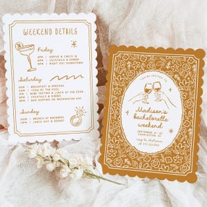 Könnte beinhalten: Zwei goldfarbene Einladungen mit gewelltem Rand und weißem Text und Illustrationen. Eine zeigt die Wochenendveranstaltungen, die andere sagt "Madisons Junggesellinnenabschied-Wochenende" mit floralen Akzenten und Weingläsern.