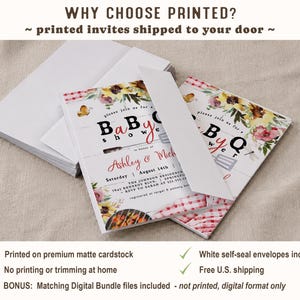 Op de afbeelding: Baby shower uitnodigingen met bloemen- en barbecue-thema's. De uitnodigingen bevatten de tekst "Baby Q" en bevatten de namen "Ashley & Michael" en evenementdetails. De afbeelding toont ook witte enveloppen en een stapel blanco kaarten.